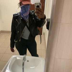 Meet your Posher, Tee